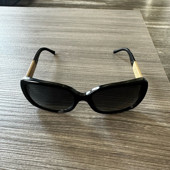 Burberry sunglasses - Picture 3 of 5